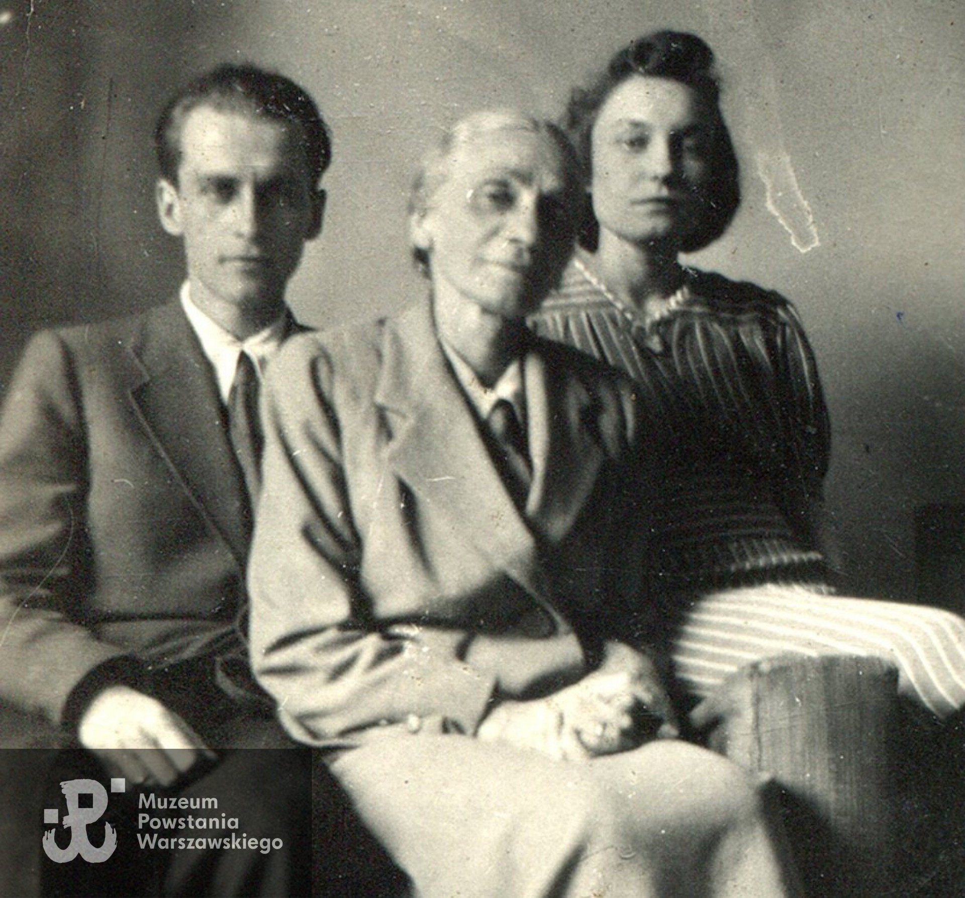 Krzysztof Kamil Baczyński wraz z matką Stefanią i żoną Barbarą, czerwiec 1942 r., foto materiały prasowe www.stronaokulturze.pl