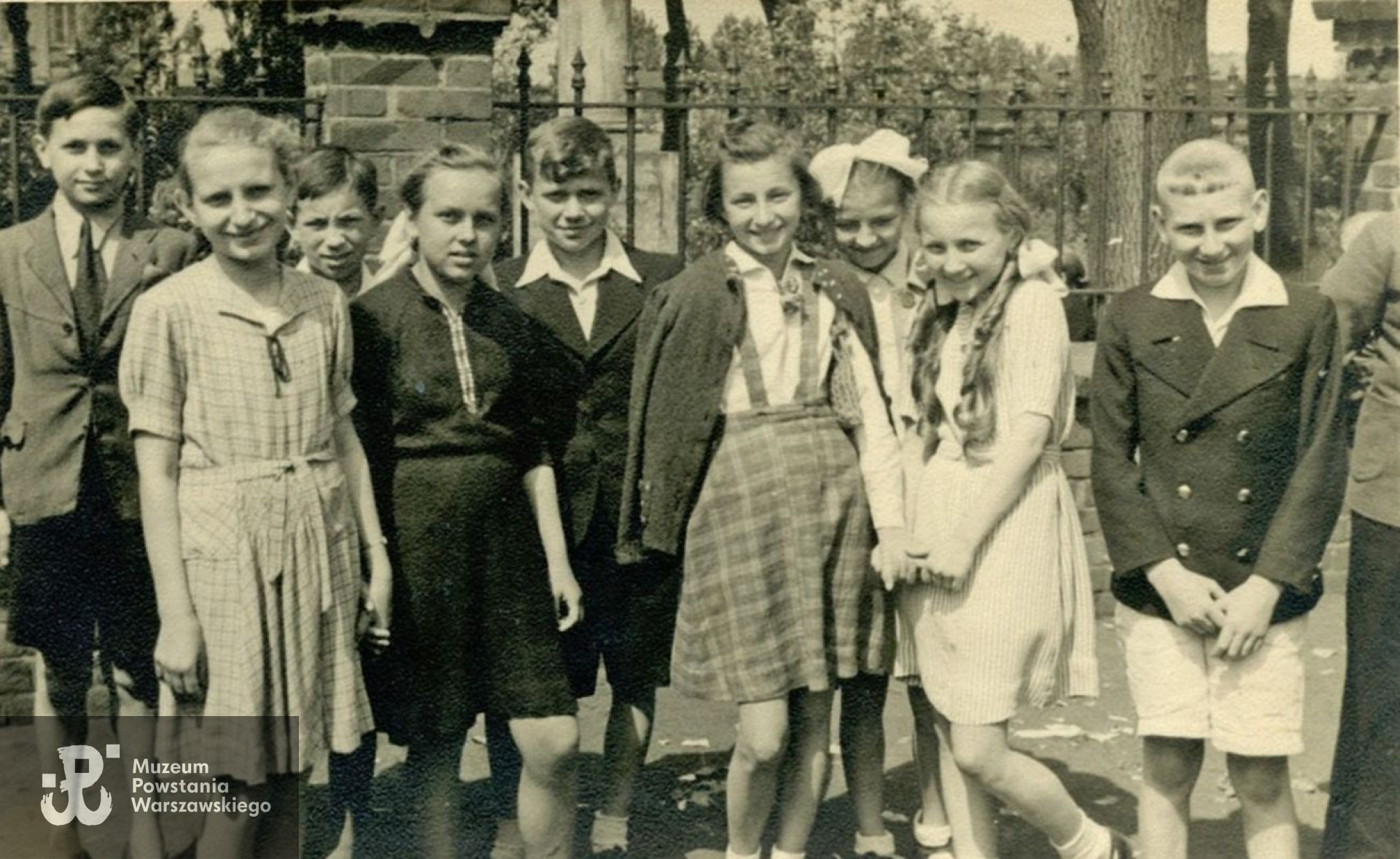 Sylwester Gąsowski (pierwszy z prawej), na rewersie podpisy innych osób znajdujących się na fotografii; Woźniakówna, T. Banaszek, A. Wiśniewska, Z. Listkiewicz, M. Warebieda, T. Bonder, St. Ciepliński, W. Sikorska, fotografię udostępni Pan Paweł Dyczka