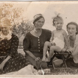 Marysia Wiśniewska z mamą Jadwigą oraz babcią Jadwigą Gorzeńską i prababcią M. Głowacką, fotografią wykonana w Warszawie 19.08.1943 r. udostępniła p. Aleksandra Rzymowska