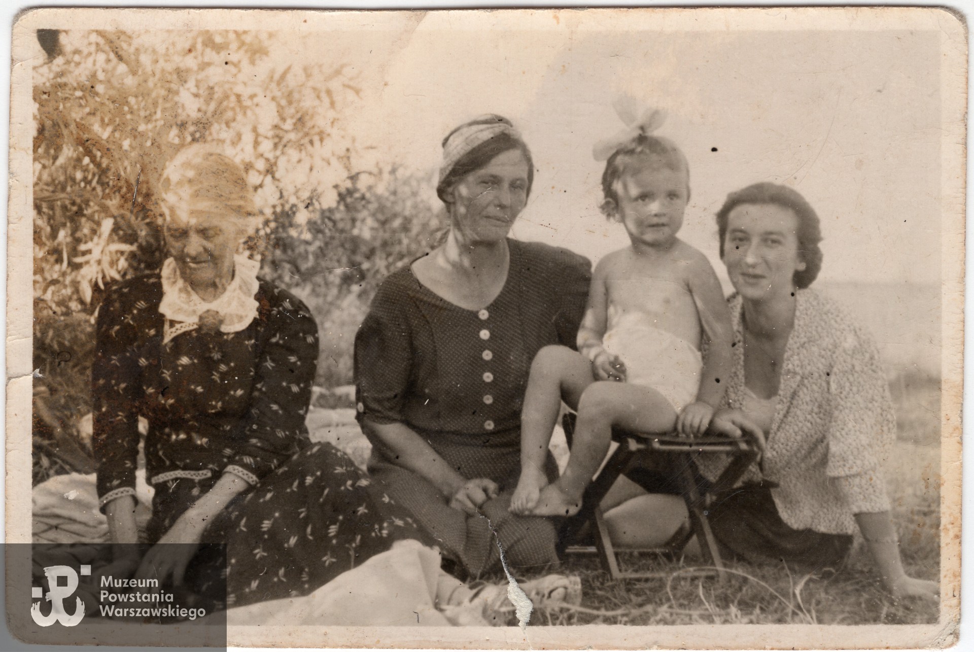 Marysia Wiśniewska z mamą Jadwigą oraz babcią Jadwigą Gorzeńską i prababcią M. Głowacką, fotografią wykonana w Warszawie 19.08.1943 r. udostępniła p. Aleksandra Rzymowska
