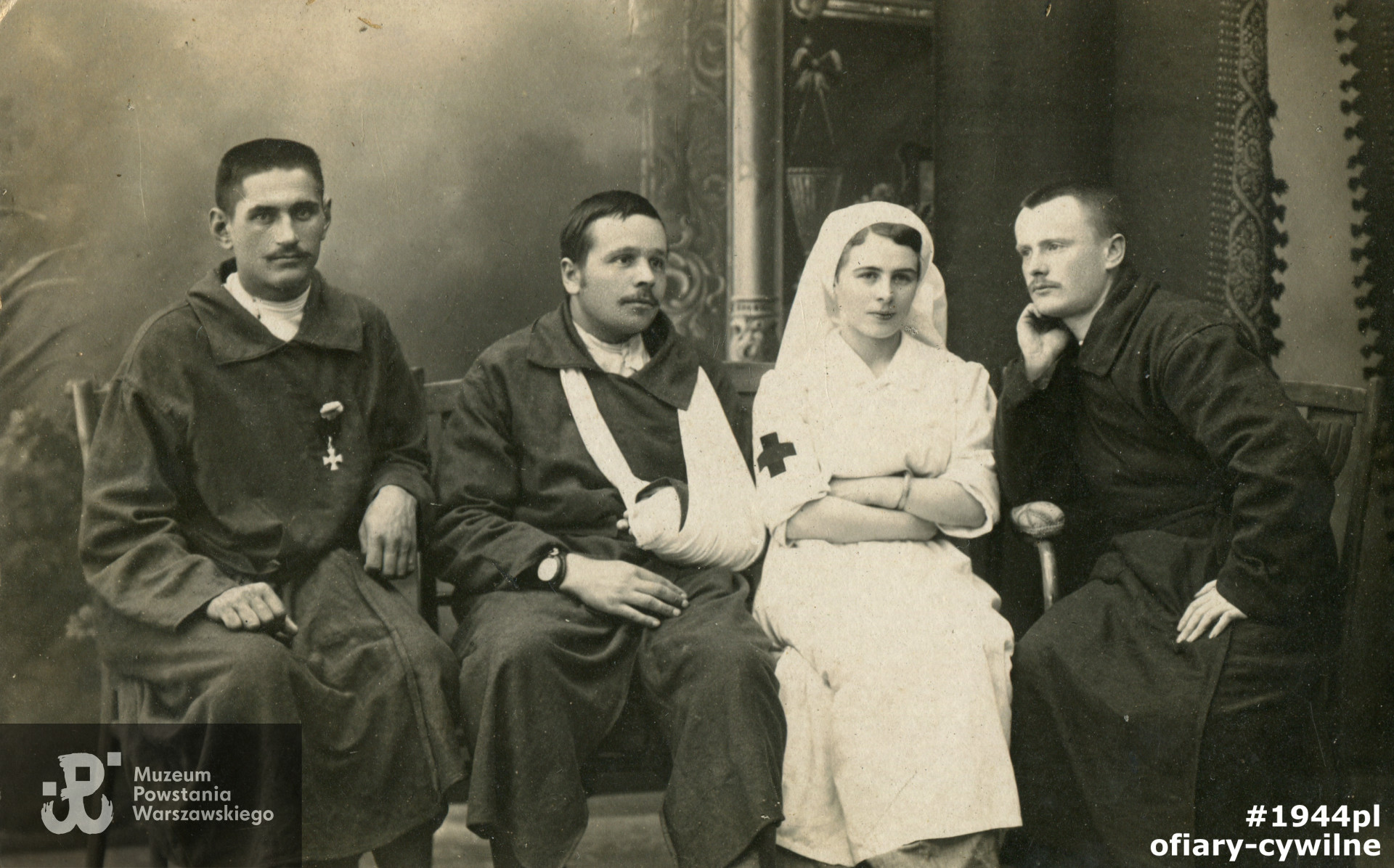 Fotografia wykonana w szpitalu w Peteresbrugu (Piotrogrodzie), 15.07.1915 r., Feliks Riedel pierwszy z lewej, ze zbiorów rodzinnych, udostępniła p. Agnieszka Nagalska z domu Riedel