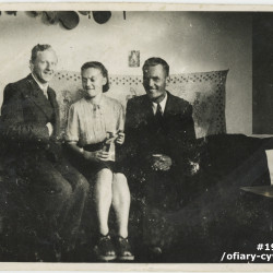 Bronisław Trepiak wraz z córką  <a href = https://www.1944.pl/powstancze-biogramy/krystyna-trepiak,55538.html>Krystyną </a> , trzęcia osoba NN, z archiwum rodzinnego Katarzyny Tesarskiej