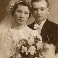 Władysław Kopczyński wraz z żoną Zofią, zdjęcie wykonane w dniu ślubu w 24 kwietnia 1938 w zakładzie Karola Buchcara przy ul. Chłodnej 58, zdjęcie ze zbiorów córki pani Alicji Gaik zd. Kopczyńskiej