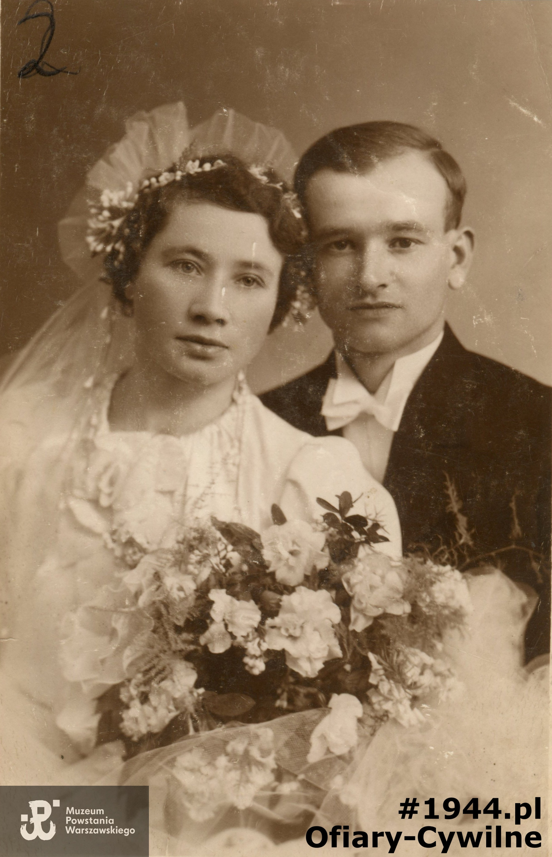 Władysław Kopczyński wraz z żoną Zofią, zdjęcie wykonane w dniu ślubu w 24 kwietnia 1938 w zakładzie Karola Buchcara przy ul. Chłodnej 58, zdjęcie ze zbiorów córki pani Alicji Gaik zd. Kopczyńskiej