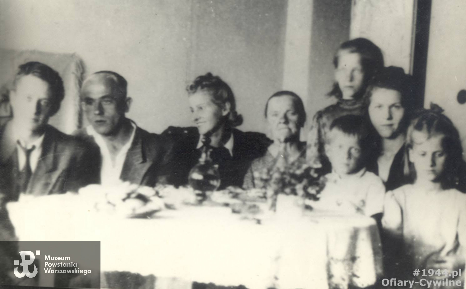 Zdjęcie wykonane w trakcie okupacji najprawdopodobniej w mieszkaniu przy ul. Bugaj 14 m. 19. Od lewej: Adam Domański, Lędzioszek( Lendzioszek), Nina zd. Krejer, starsza pani NN, w otoczeniu dzieci Natalia Kijanko, najwyższa dziewczynka to  Danuta, chłopiec to Jerzy, najmłodsza dziewczynka to Bożena, zdjęcie udostępnił wnuk pan Maciej Nowak-Kreyer