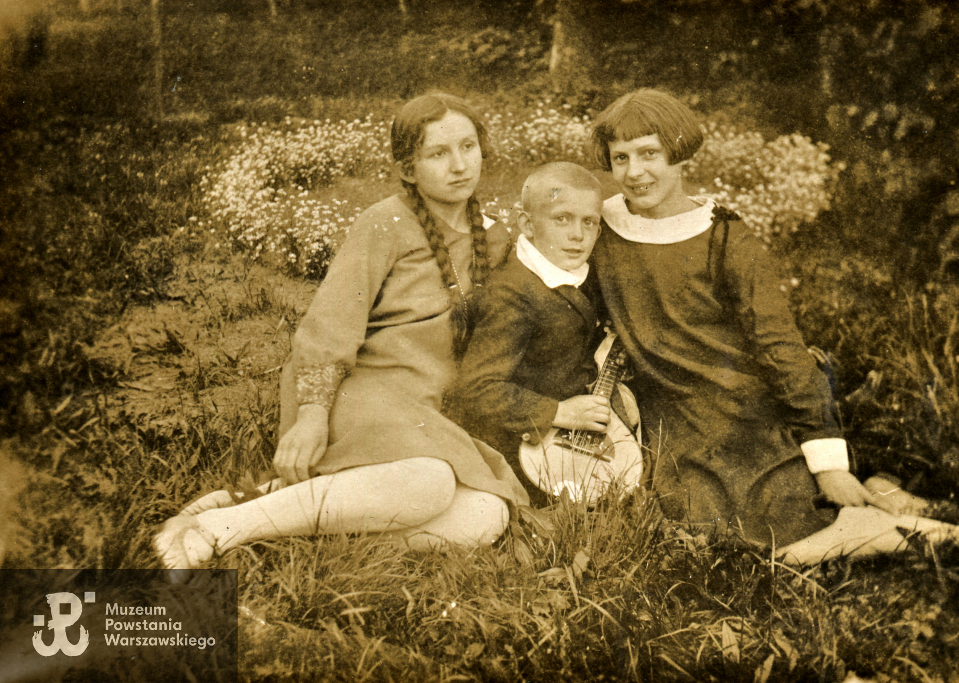 Tadeusz Wekwert (po środku) - Nowe Budy - lata 20-te (po prawej na zdjęciu jego siostra - Irena Chwieralska z d. Wekwert), fotografię udostępnił p. Radosław Chwieralski