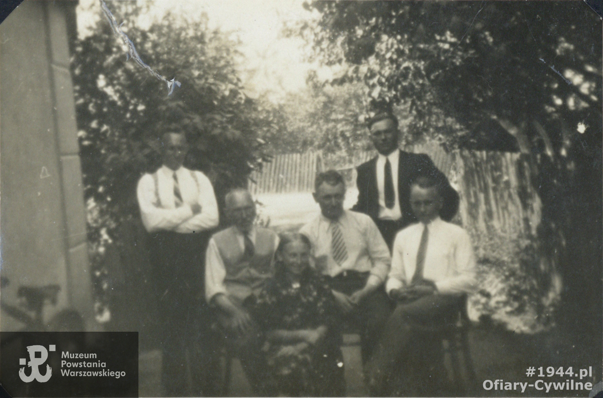 Rodzina Jóźwickich; stoją Kazik i Henryk, siedzą dziadek Bronisław, Stefan, Marian oraz mama, 1936 r. Winnica, zdjęcie udostępnione przez siostrzenicę panią Małgorzatę Nowik