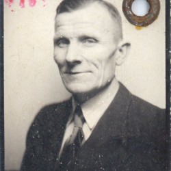 fotografia z okupacyjnej kenkarty, zbiory Muzeum Powstania Warszawskiego syg. MPW-A/12190