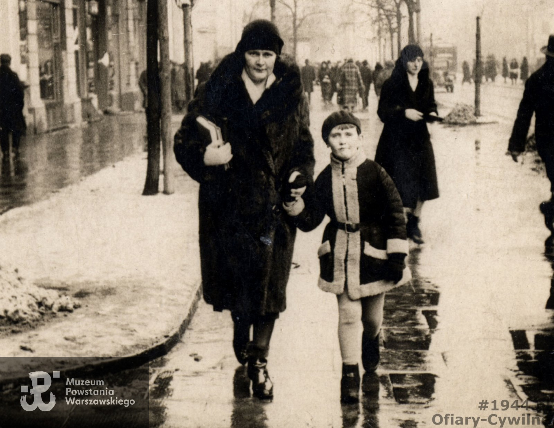 Janusz Anioł prawdopodobnie wraz z matką Ireną. Oboje 13 lutego 1944 r. zostali aresztowani w drogerii przy ul. Poznańskiej 17 róg Hożej, w której mieściła się w czasie okupacji „skrzynka” poczty konspiracyjnej a w piwnicy magazyn broni i stacja radiowa nadawczo-odbiorcza. Janusz wkrótce po aresztowaniu został zamordowany podczas badań w al. Szucha, zdjęcie ze zbiorów rodzinnych